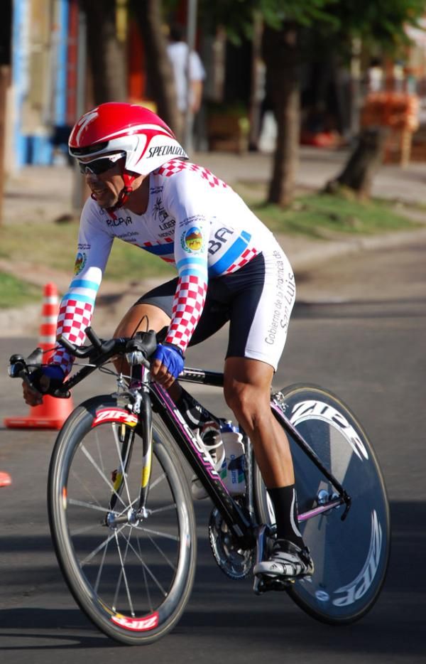 Arnols Alcolea (Cuba) makes his way out on course