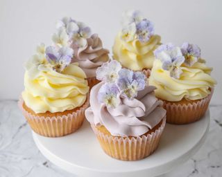 cupcakes with edible flowers