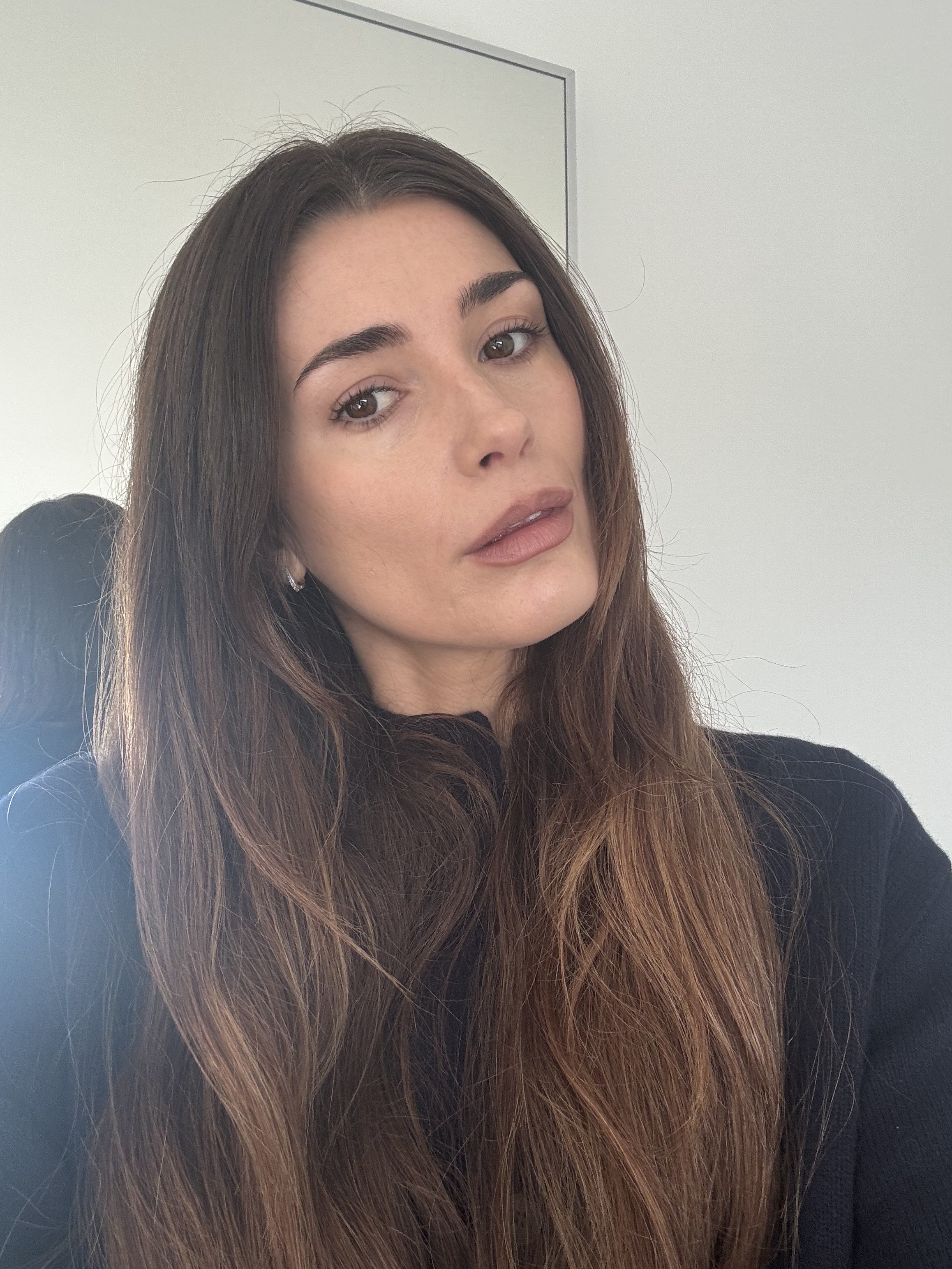 Eleanor wearing Summer Fridays SoftLine lip liner in toffee