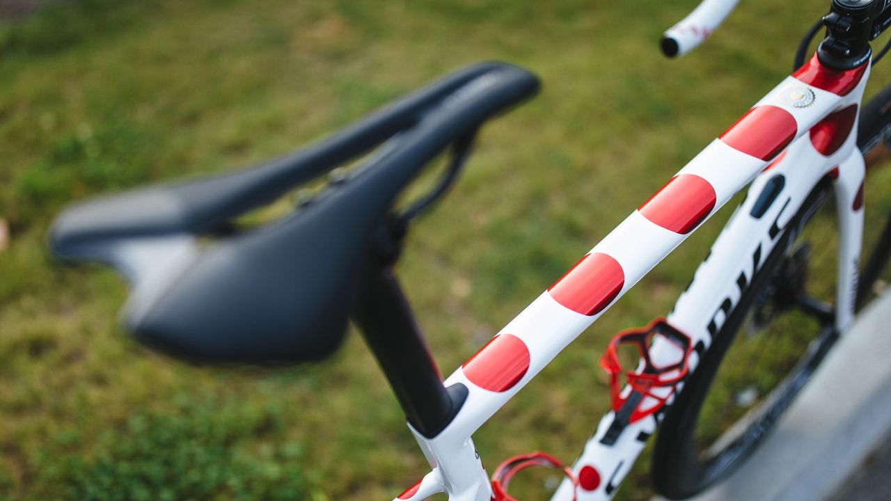 Red Tacx Ciro bottle cages matched the bright red dots on the frameset
