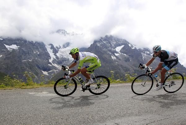 Ivan Basso chasing down the mountain.