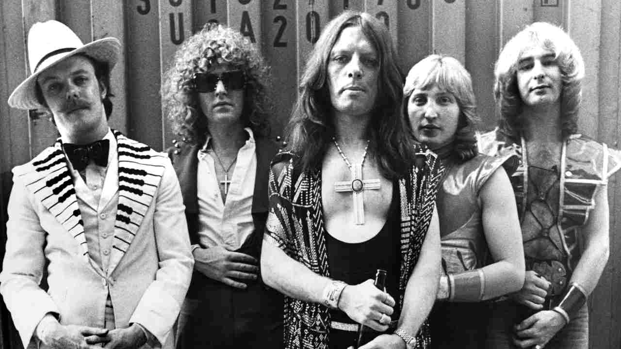 Mott The Hoople posing for a photograph in 1974