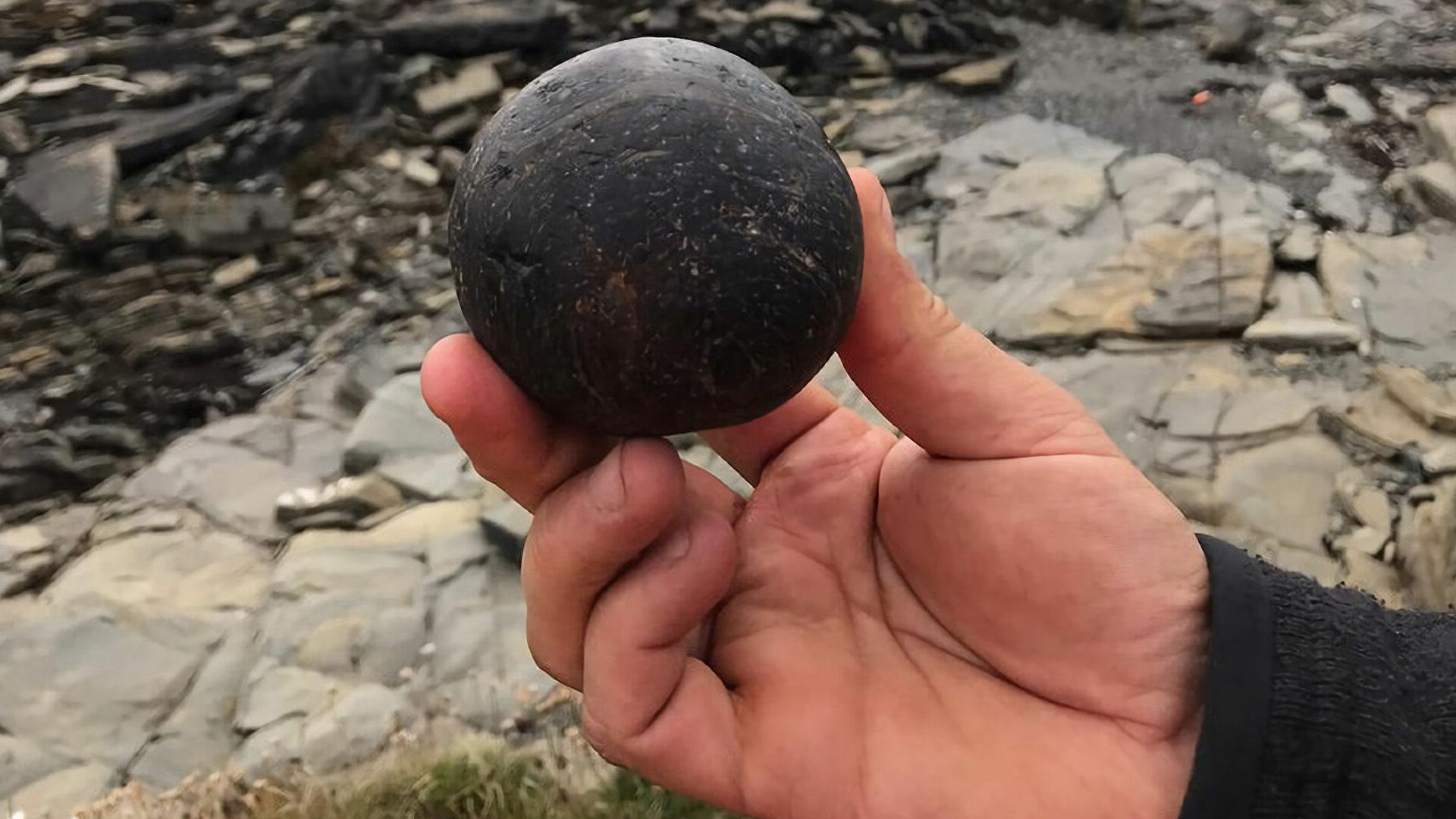 Eine der polierten Steinkugeln, die in einem neolithischen Grab auf Tresness auf den Orkney-Inseln gefunden wurden.  Hunderte solcher Bälle wurden gefunden, aber niemand weiß, wofür sie verwendet wurden.