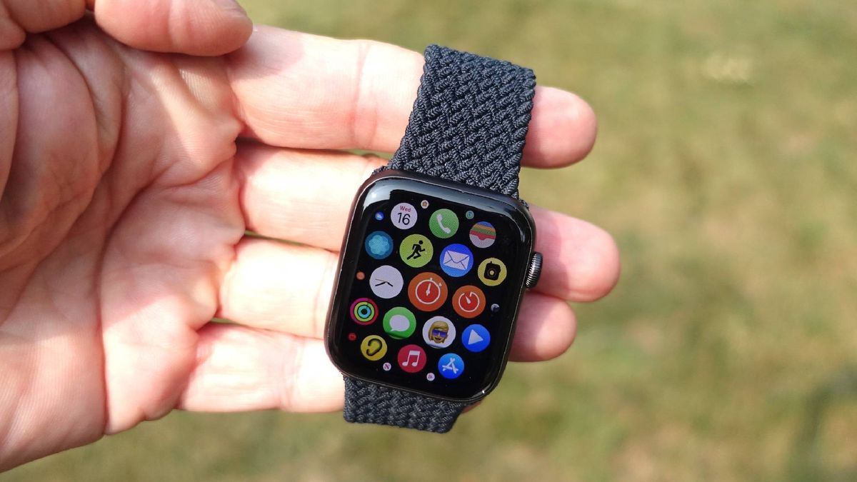 Apple Watch SE wrapped around fingers