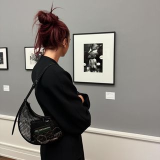 dua lipa carries a mesh bag in an art gallery