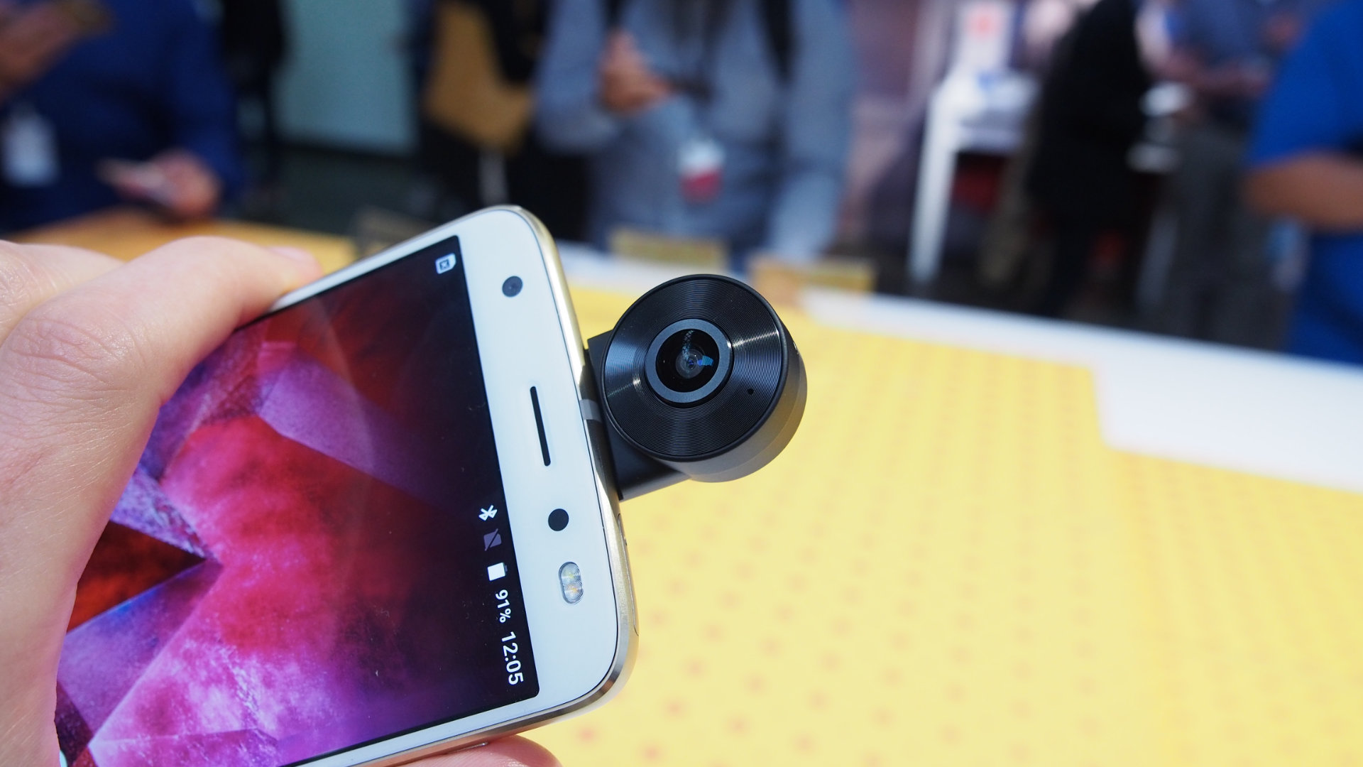 This 360-degree camera turns your Moto Z phone into a video powerhouse