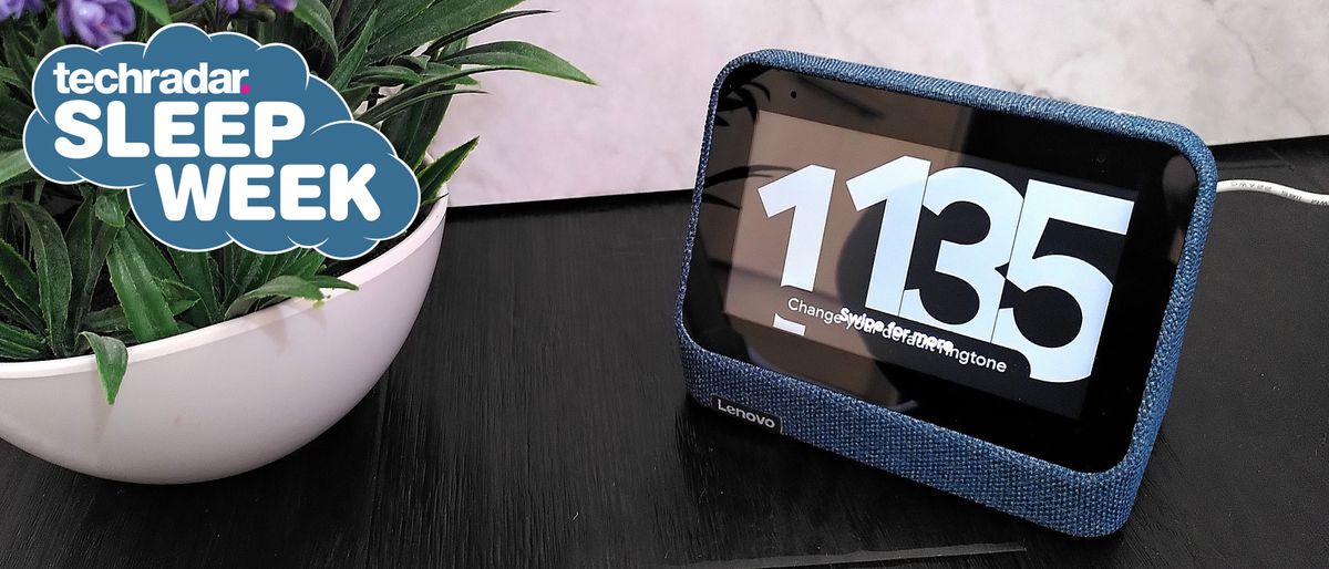 Lenovo Smart Clock 2 sur une table basse