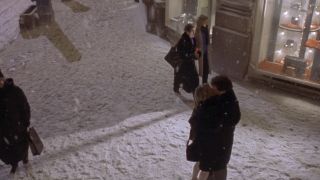 Bridget and Mark kissing in the snowy street in Bridget Jones's Diary