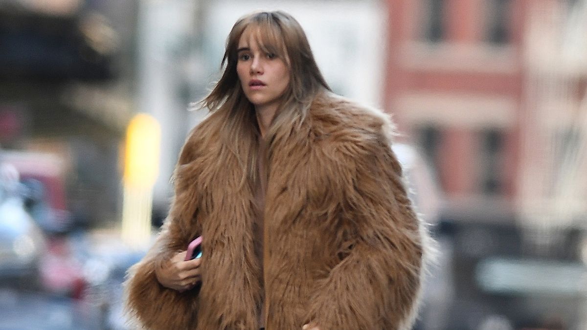 Suki Waterhouse consolide son statut de chérie des années 70 dans la tendance des manteaux Yeti