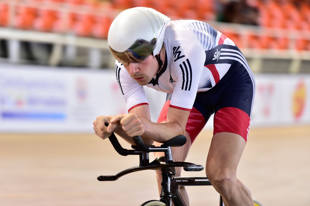 Andy Tennant rides to second in the individual pursuit