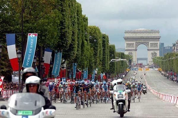 The peloton on the back side coming down the Champs Elys&eacute;es.