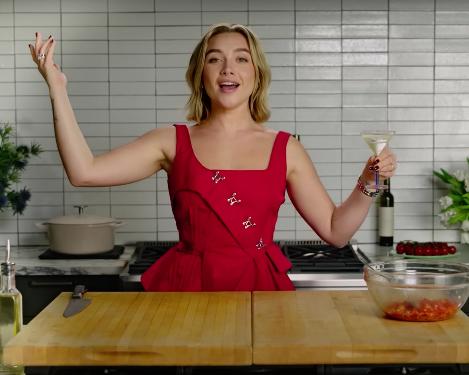 Tangkapan layar Florence Pugh dengan gelas martini berwarna-warni