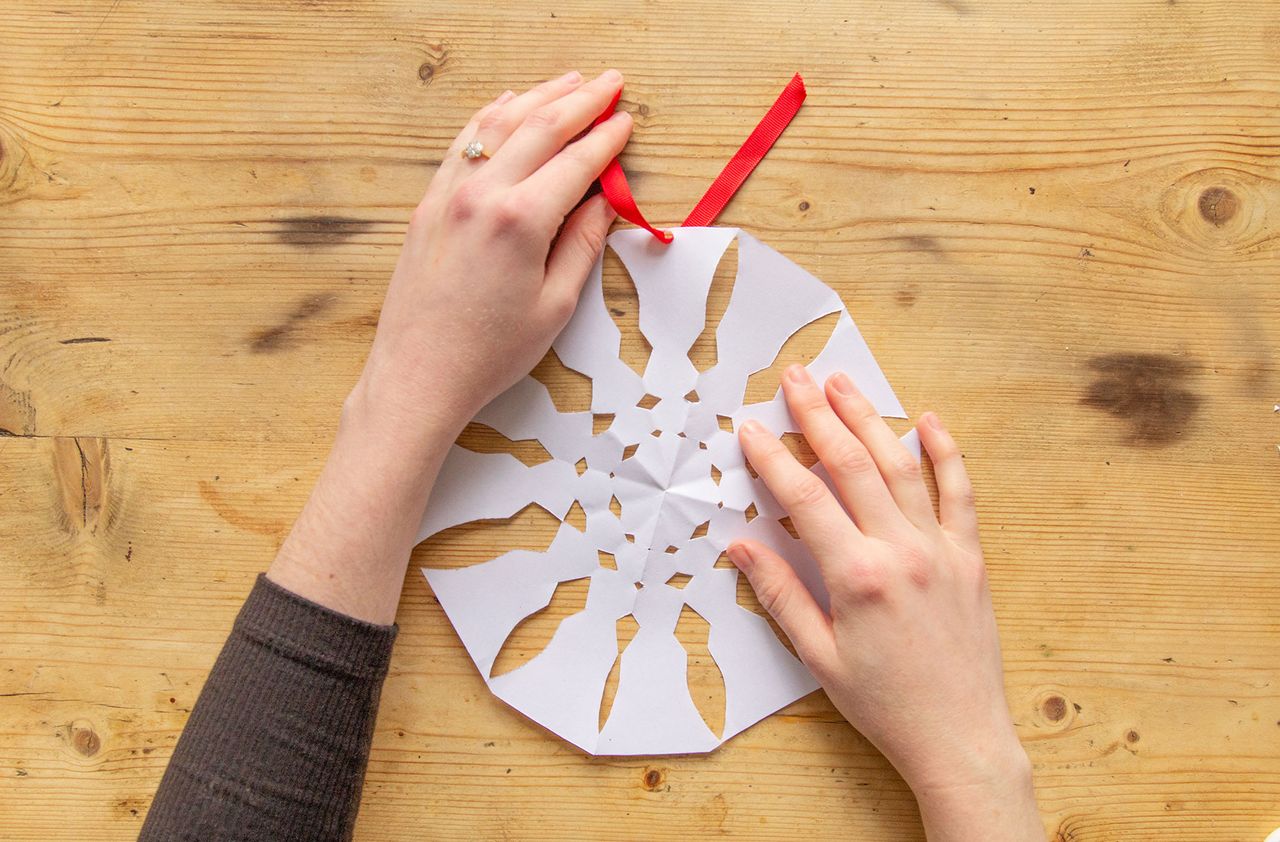 How to make paper snowflakes