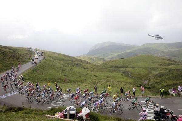 The peloton on the Col d'Aubisque