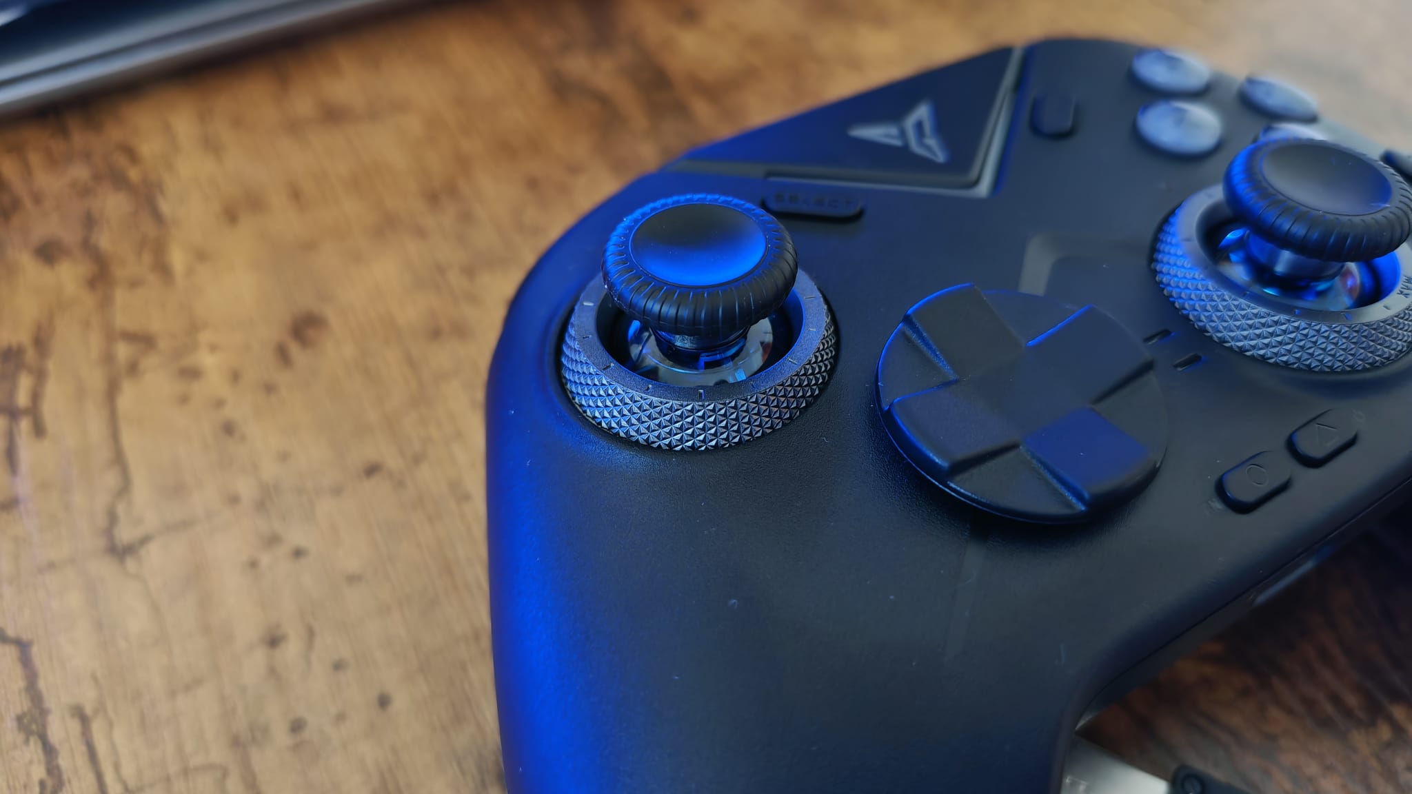 The adjustable thumbsticks of the Flydigi Vader 4 Pro