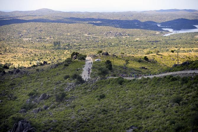 The peloton has begun the Cerro el Amago climb.