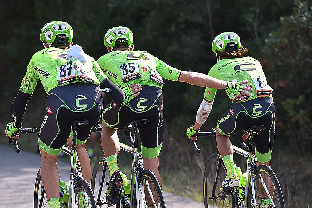 Rigoberto Uran gets a push from his Cannondale teammates