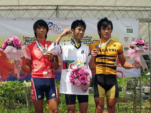 Luk Chun Chung (Hong Kong, China) in second, Natawat Supachiwakun (Thailand) in first and Jeoffrey Jerry Jemie (Malaysia) in third for the junior men's cross country
