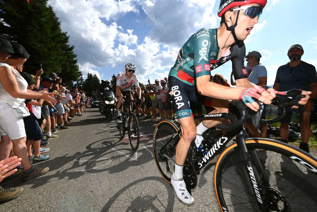 Felix Gall (Ag2R Citroen) and Jai Hindley (BORA Hansgrohe) chased behind the leader on the Joux Plane