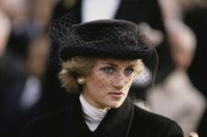 Diana, Princess of Wales (1961 - 1997) attends the Armistice Day wreath-laying ceremony at the Arc de Triomphe in Paris, France, 11th November 1988. She is wearing a black coat by Jasper Conran and a hat by Viv Knowland. (Photo by Jayne Fincher/Princess Diana Archive/Getty Images)