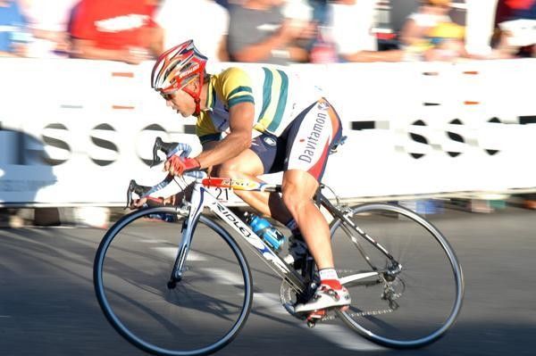 Robbie McEwen (Davitamon-Lotto) shows the others how it's done