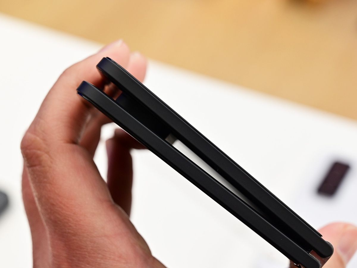 Surface Duo 2 Reverse Closed Camerahump