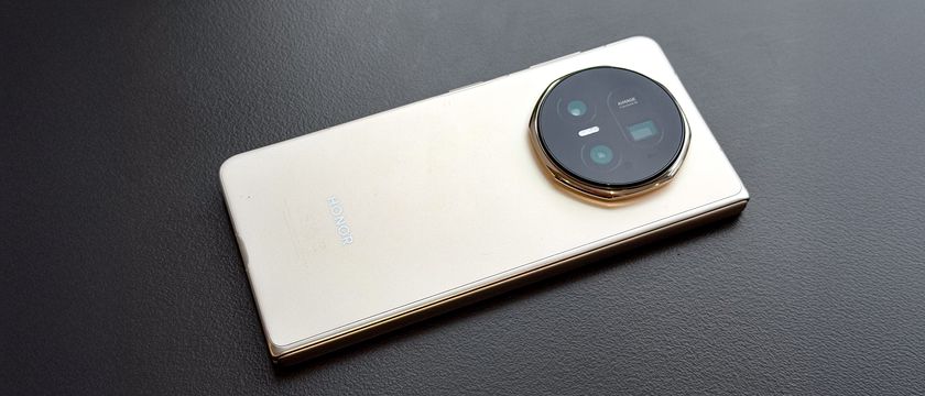 Honor Magic V5 back, folded