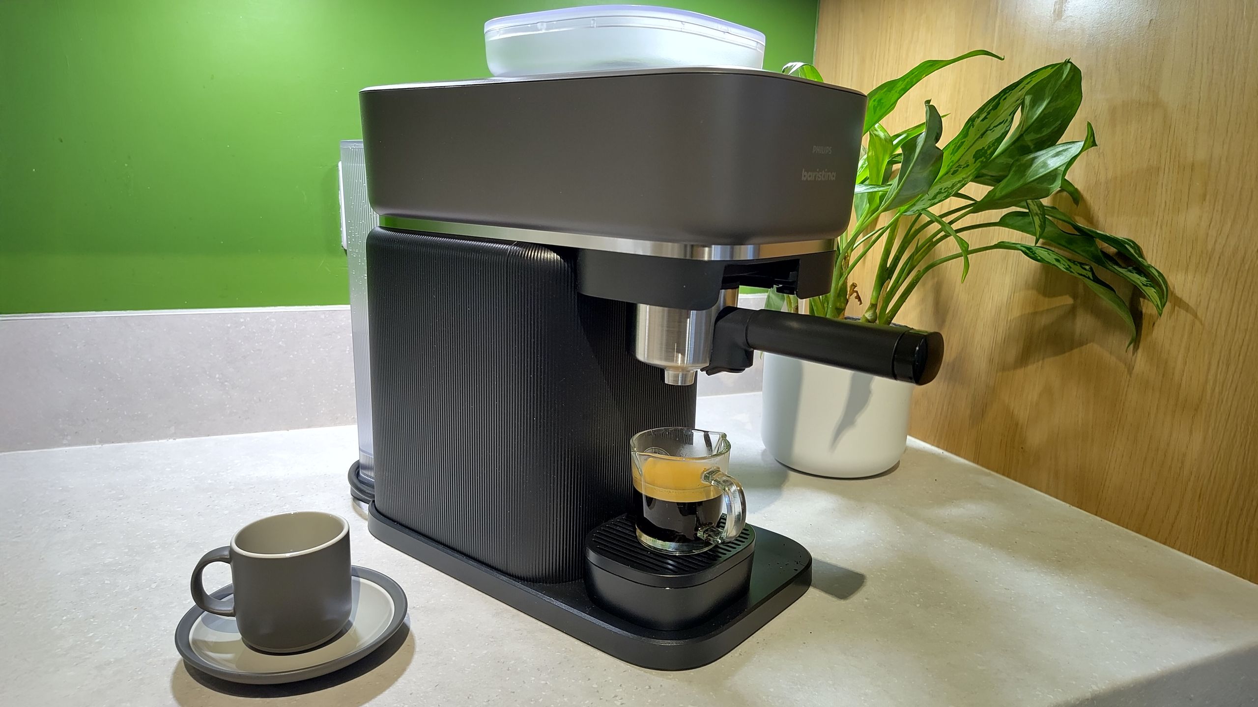 Pembuat kopi Philips Baristina yang baru menghasilkan espresso yang luar biasa, dan mengejutkan saya dengan fitur keren yang belum pernah saya lihat sebelumnya