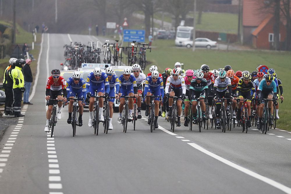 An echelon forms in the lead group at E3 Harelbeke
