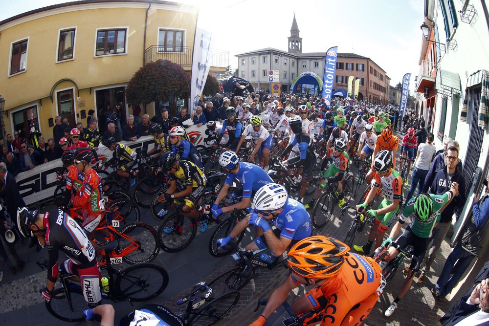 The Coppi e Bartali peloton rolls out for stage 1b in Gatteo