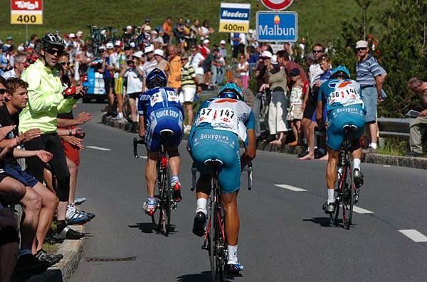 Peloton climbs up the final climb.