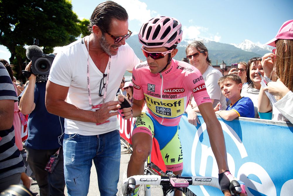 Mario Cipollini greets Alberto Contador (Tinkoff-Saxo) at the start.