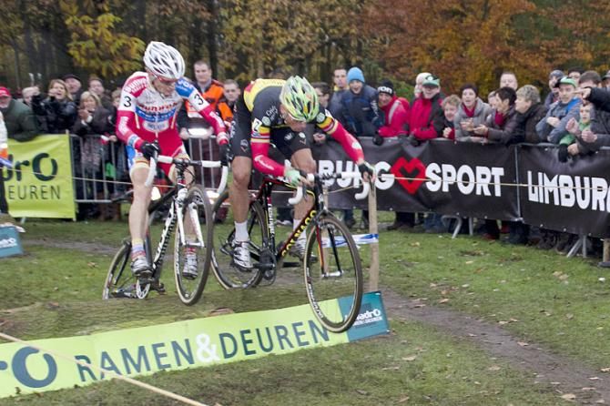 Sven Nys (Landbouwkrediet-Euphony) leads over the barrier