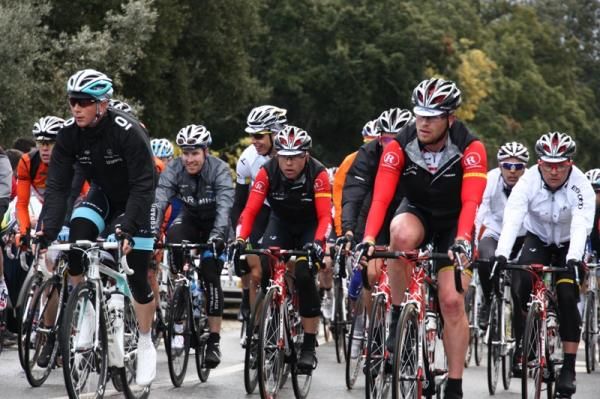 The peloton at Barranco do Velho.