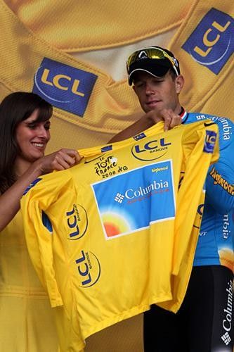 Kim Kirchen (Columbia) is presented with his second yellow jersey.