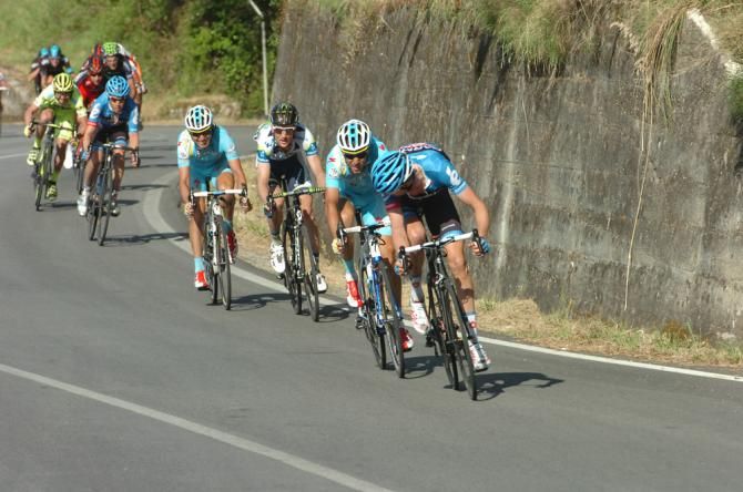 Defending Giro champion Ryder Hesjedal (Garmin-Sharp) leads an elite chase group in pursuit of Luca Paolini.