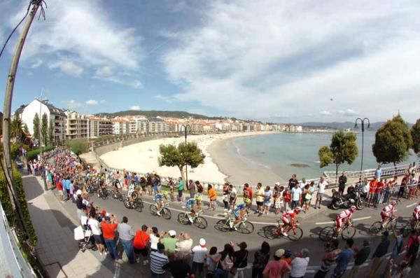 The Vuelta peloton head towards Sanxenxo on stage 10 of the race