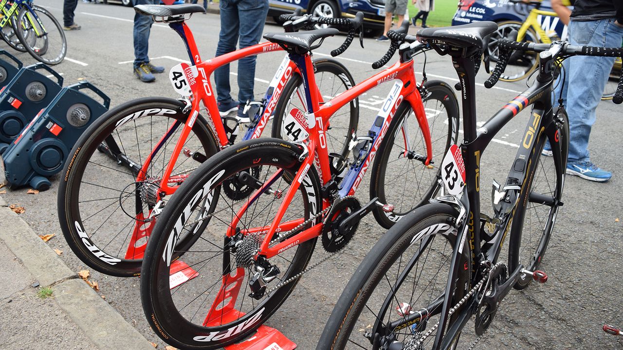 Tom Pidcock's (#44) Pinarello Dogma F10