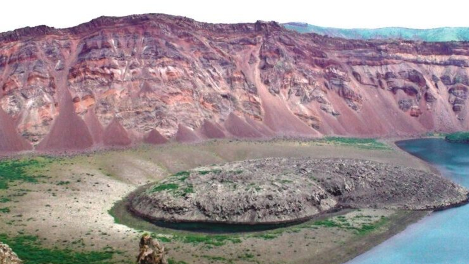 A photo of the inside of the Zavaritzki caldera on Simushir island