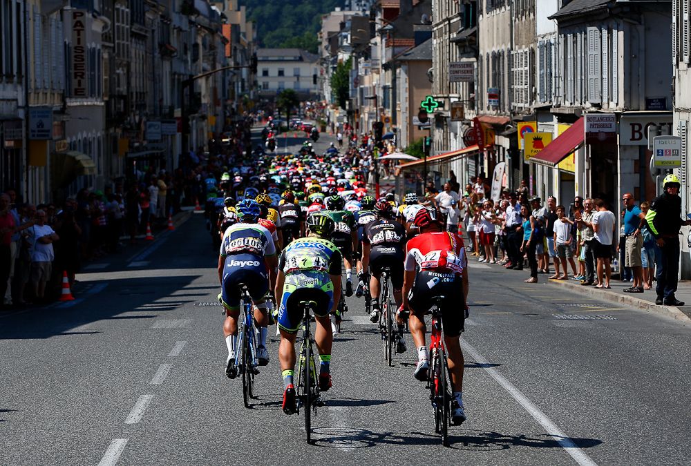 The peloton leaves the start line in Pau.