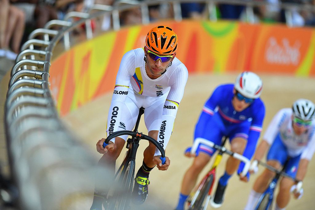 Fernando Gaviria (Colombia) riding high during the elimination race