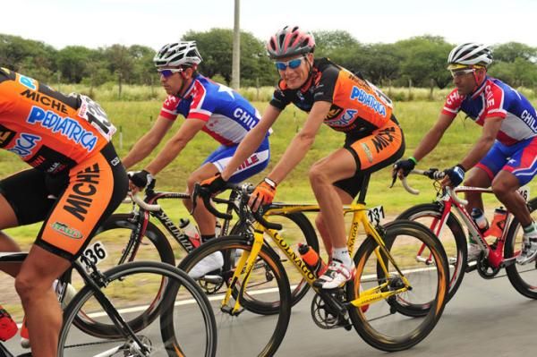 Michael Rasmussen (Miche) appears pleased to be racing once more