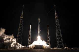 Ракета Falcon 9 на SpaceX изстреля два спътника O3b mPower 1 и 2 на 16 декември 2022 г.