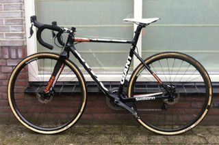 Shimano Di2 Dura-Ace hydraulic levers with disc brakes spotted on Michiel van der Heijden's Giant 'cross bike.