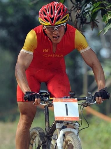 Zhiqiang Duan (China) en route to a bronze medal.