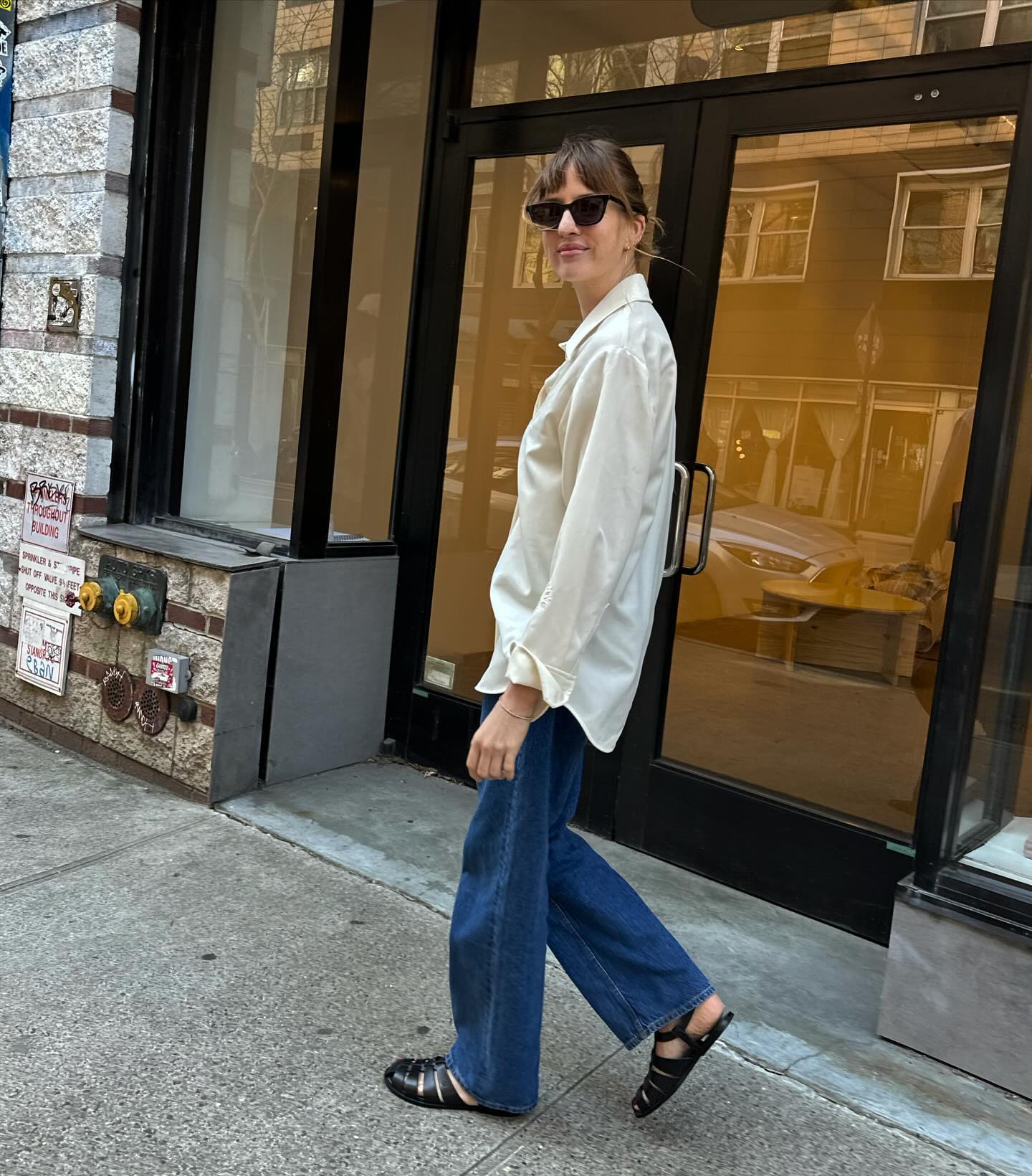 An image of @lizzyhadfield wearing the jelly fisherman sandal trend.