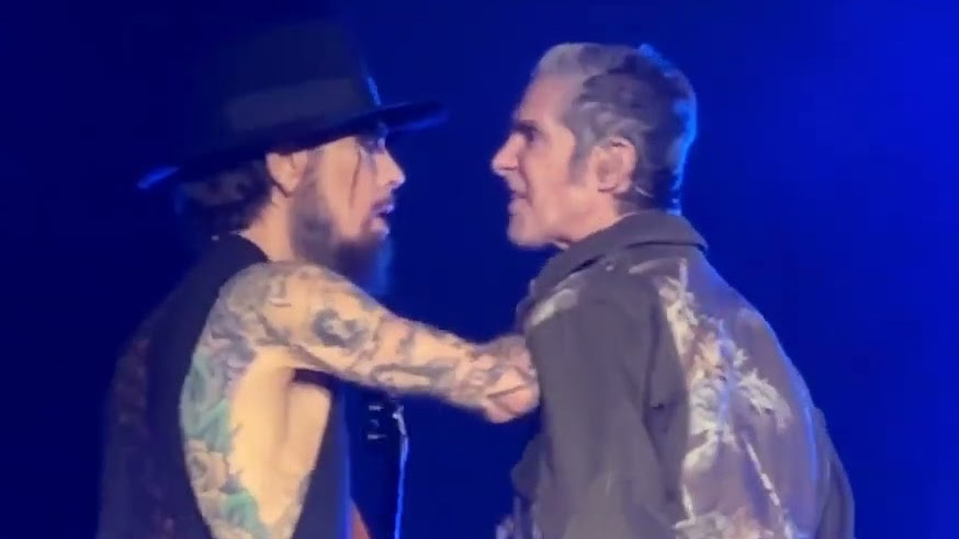 Jane&#039;s Addiction&#039;s Dave Navarro and Perry Farrell clash onstage