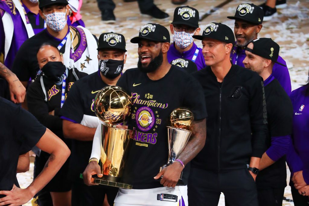 LeBron James celebrates the Lakers&amp;#039; win.