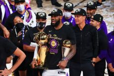 LeBron James celebrates the Lakers' win.