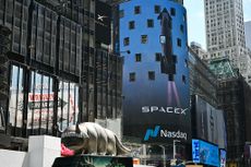 SpaceX advertisements are seen on a digital billboard at the Nasdaq MarketSite in Times Square to celebrate the launch of SpaceX&rsquo;s initial public offering (IPO)
